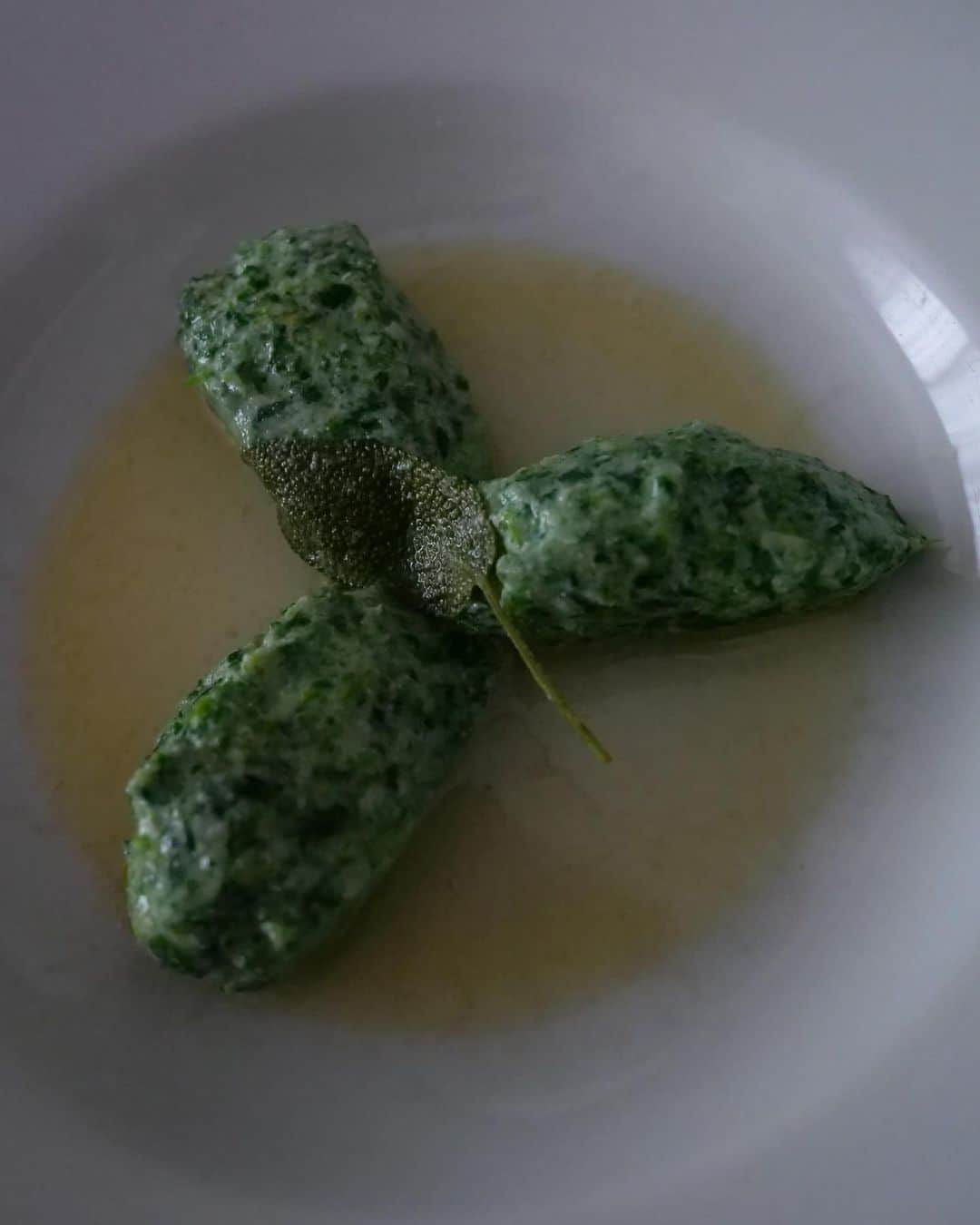 渡辺康啓のインスタグラム：「ほうれん草の美味しい季節を待ちわびていました。1月はトスカーナの、裸のニョッキを作りましょう。トマトソースで食べるより、断然セージバター派です。アレッサンドロのgnudiを食べた時の衝撃は、フワッフワにとろける食感と香りに、絶句しました。皆さんにも絶句してもらえますように🥬 ・ 1月の料理教室@福岡 昼のクラス（11時〜13時半） 21日 23日 26日 28日 30日  夜のクラス（19時〜21時半） 26日」