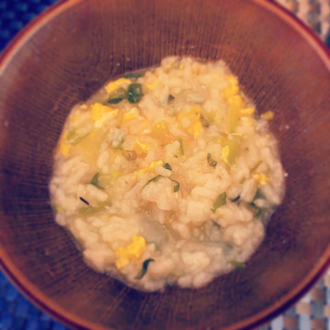 のインスタグラム：「#七草粥 ここ数日いろいろやってて目を離してたすきに、ちょい前にしたツイートが何故か微妙にバズってた笑 兎に角皆様の健康を祈って食べまーす♡」