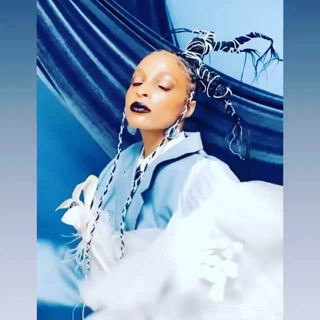 のインスタグラム：「@ericksonbeamon earrings behind the scenes @withregram • @raytell_bridges」