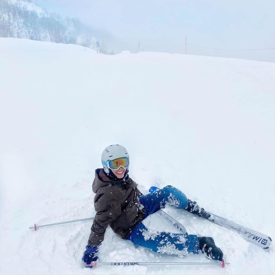 May Pakdee メイ パクディさんのインスタグラム写真 - (May Pakdee メイ パクディInstagram)「My very first ski trip was epic ✨ 2 days lessons,  total 7falls and 100% musscle pain and lots of lots of fun ⛷ Thanks to Japanese super POWDER snow ❄️ My 3rd day ski instructor (last 2 videos) was the best #james!😂. . .Only 2hrs Shinkansen ride from Tokyo station to this winter wonderland ☃️👍🏼 . . . 初めてのスキーに行きました🐣⛷ 楽しかった！転んでも全然痛くないパウダースノー✨　東京駅から２時間で行けるなんて嬉しすぎる！！#初心者コース . . .  #Japan #powdersnow #ski #skiinjapan #スキー #新潟」1月7日 14時41分 - maypakdee