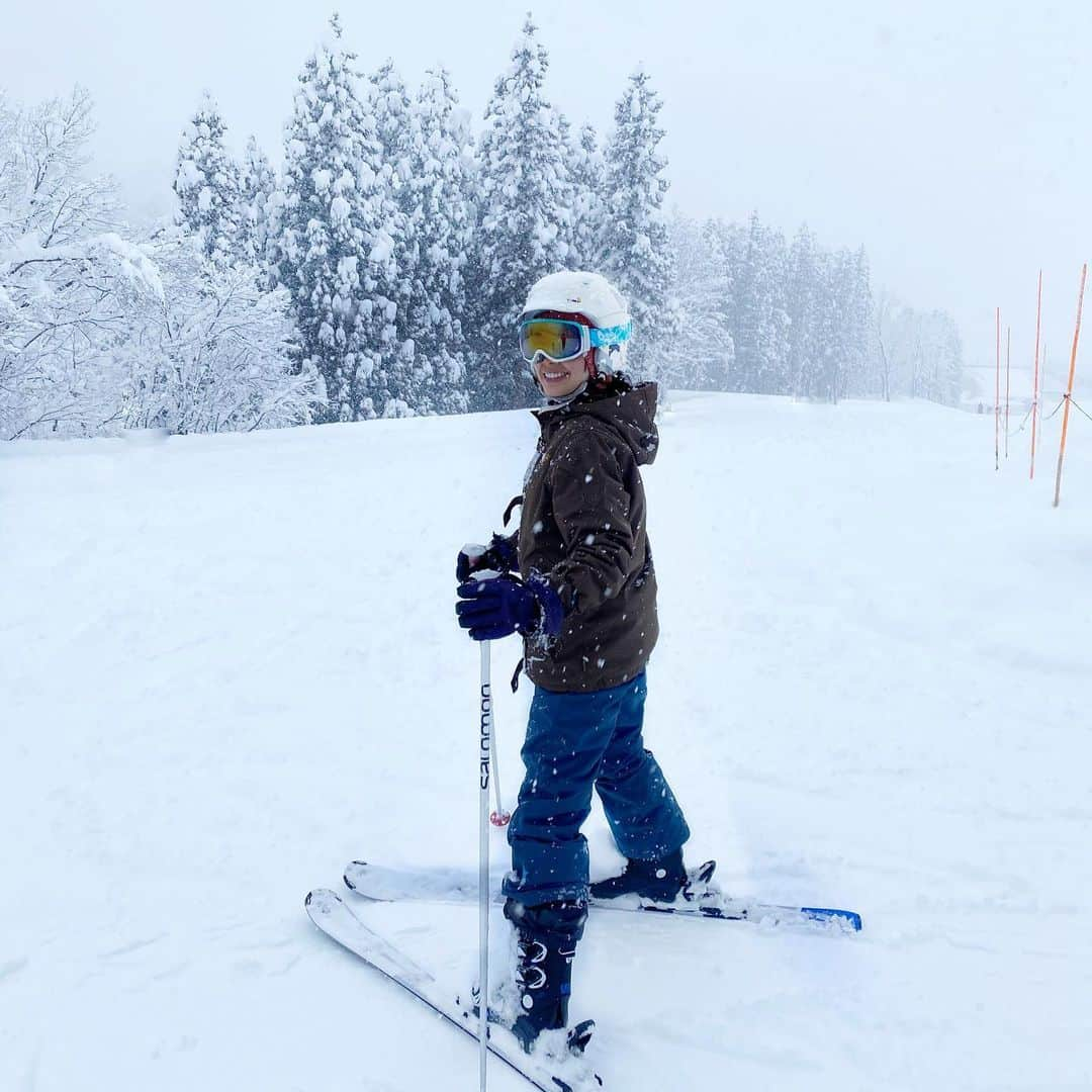 May Pakdee メイ パクディのインスタグラム：「My very first ski trip was epic ✨ 2 days lessons,  total 7falls and 100% musscle pain and lots of lots of fun ⛷ Thanks to Japanese super POWDER snow ❄️ My 3rd day ski instructor (last 2 videos) was the best #james!😂. . .Only 2hrs Shinkansen ride from Tokyo station to this winter wonderland ☃️👍🏼 . . . 初めてのスキーに行きました🐣⛷ 楽しかった！転んでも全然痛くないパウダースノー✨　東京駅から２時間で行けるなんて嬉しすぎる！！#初心者コース . . .  #Japan #powdersnow #ski #skiinjapan #スキー #新潟」