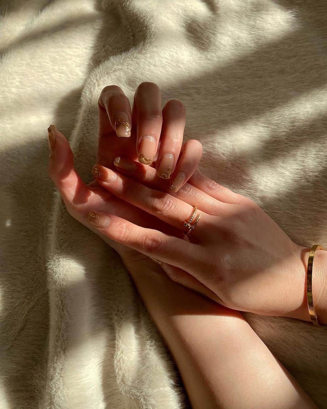 孫きょうのインスタグラム：「nails🕯 @melil__ @malilne   ちょっと伸びちゃったけど 2020ラストネイルはこちらでした🪝 ノーフィルター。  私の好みを分かりすぎてくれて いつもデザインは秒で決まる✌🏽 毎月の楽しみをありがとう🤍🤍  #nails #newnails #melil #nail  #ネイル #ニュアンスネイル」