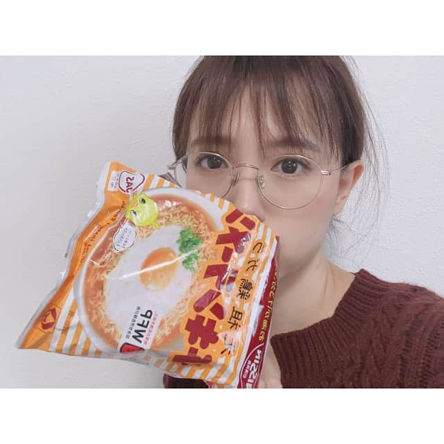 三島ゆかりさんのインスタグラム写真 - (三島ゆかりInstagram)「どうしてもお菓子が食べたくなって、でも家にお菓子なくて、あっチキンラーメン砕いて食べよって思った女の休日の一コマ🏠 髪の毛もボサついててすんません😂 家の中では基本メガネです👓 スーパー行かなきゃ🚲 #ぐーたら #めがね女子 #チキンラーメン #お菓子 #どうしても食べたくて #休日 #三島ゆかり #ゆかりんご #instagood #instalike #instapic #follow」1月7日 14時35分 - apple340