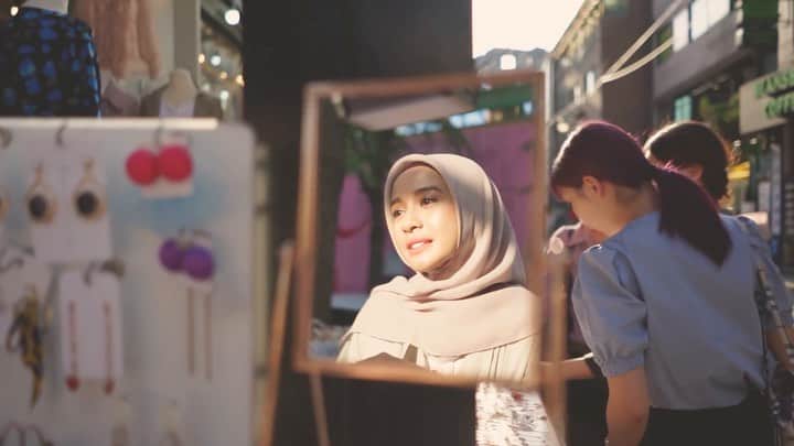 ラウディアシンシアベラのインスタグラム：「Bismillah✨  Hi semua🥰 Aku mau throwback sedikit saat proses produksi L Beauty UV Perfecting Cushion @lbeauty.bylcb di Korea 2 tahun lalu..  jadi waktu bikin video ini aku  pakai Lcushion (lebih tepat nya pakai yang sample😊 sebelum orang lain coba, aku dulu yang cobaaa)  Nah setelah formulanya di sempurnakan.. langsung produksi deh. Dan Alhamdulilah sekarang  Teman-Teman bisa cobaaa.. semoga cocok yaaa.  Cilcil... makasih dibikinin video ini.. masyaAllah❤️ @rasheilas 😍  #LBeauty #LoveConfidenceBeauty #CantikItuSimpel  #makeupnatural」