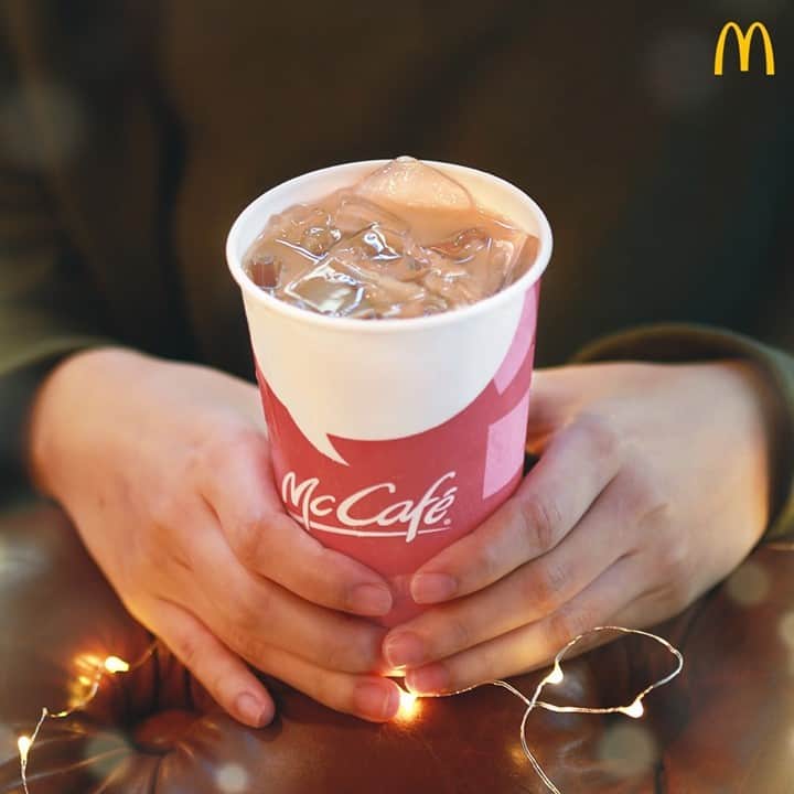 McDonald's Philippinesのインスタグラム：「✨Biruin mo yun, 2021 na! 🎆 Mag-McCafé Iced Coffee ka muna habang nagmumuni-muni about last year. Available in Original, Vanilla, at Chocolate! Order lang sa McDonald’s via Dine-In, Drive-Thru, Take Out, or Pick-Up. Pwede rin sa McDelivery.」