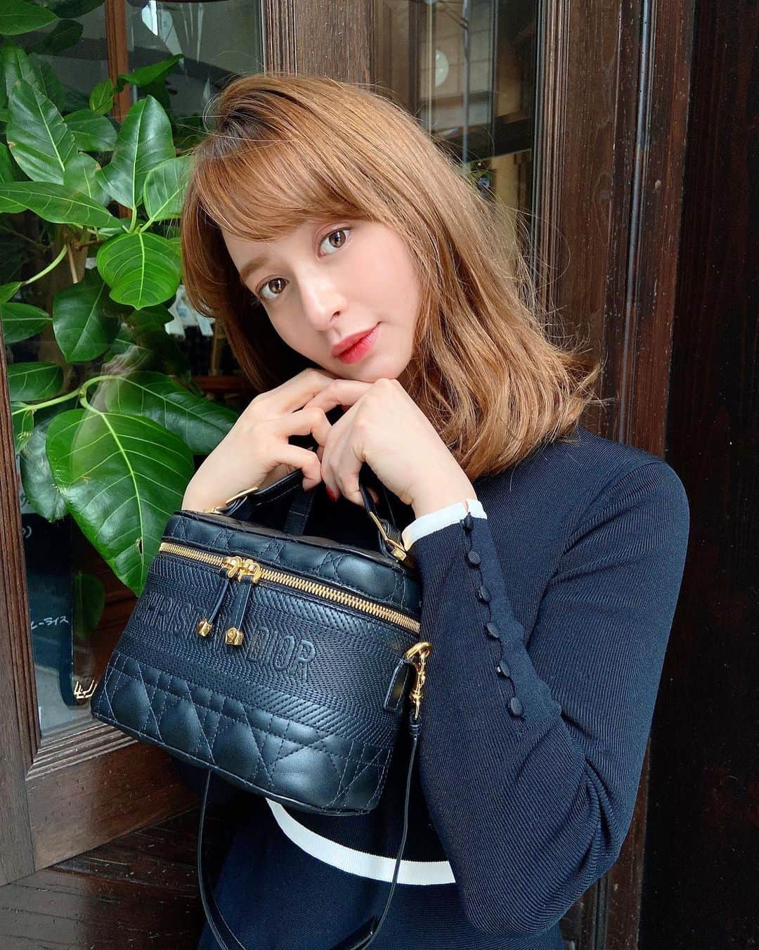 野崎萌香さんのインスタグラム写真 - (野崎萌香Instagram)「🦢🖤  ONE PIECE...  @lanvin_en_bleu_womens   bag... @dior   shoes... @furfur_official   #もえ服」1月7日 14時52分 - moeka_nozaki