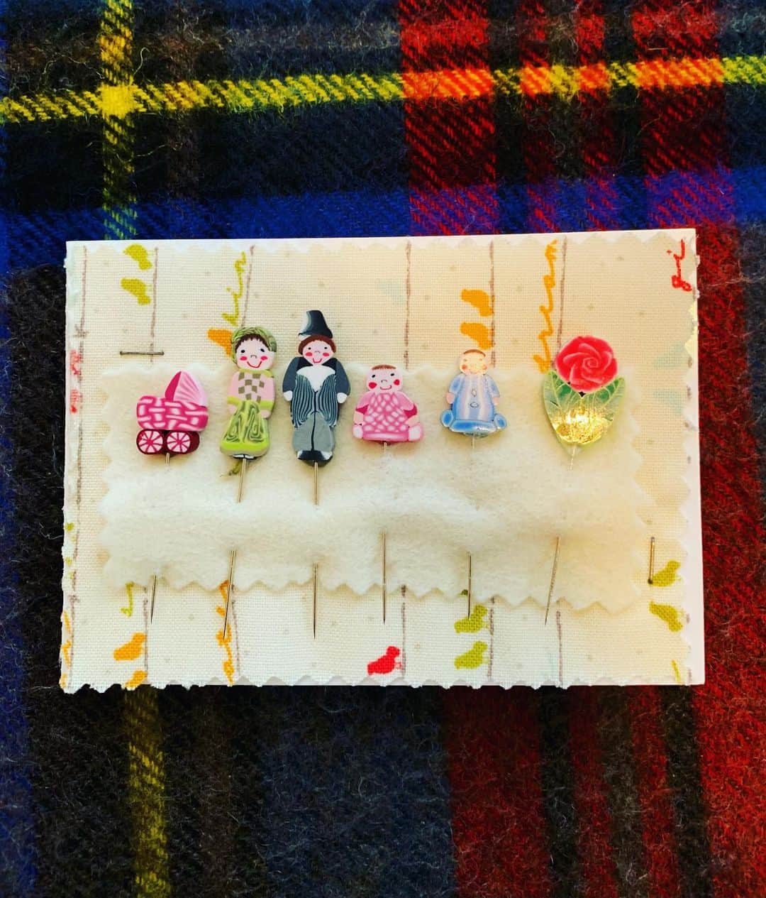 高橋里奈さんのインスタグラム写真 - (高橋里奈Instagram)「まち針 15年前くらいになるかな？ 大切な方のパリ土産に頂いたものです。 可愛いな…♡ 今は娘がマスクケースを作るのに使っています。」1月7日 14時55分 - rina.takahashi_
