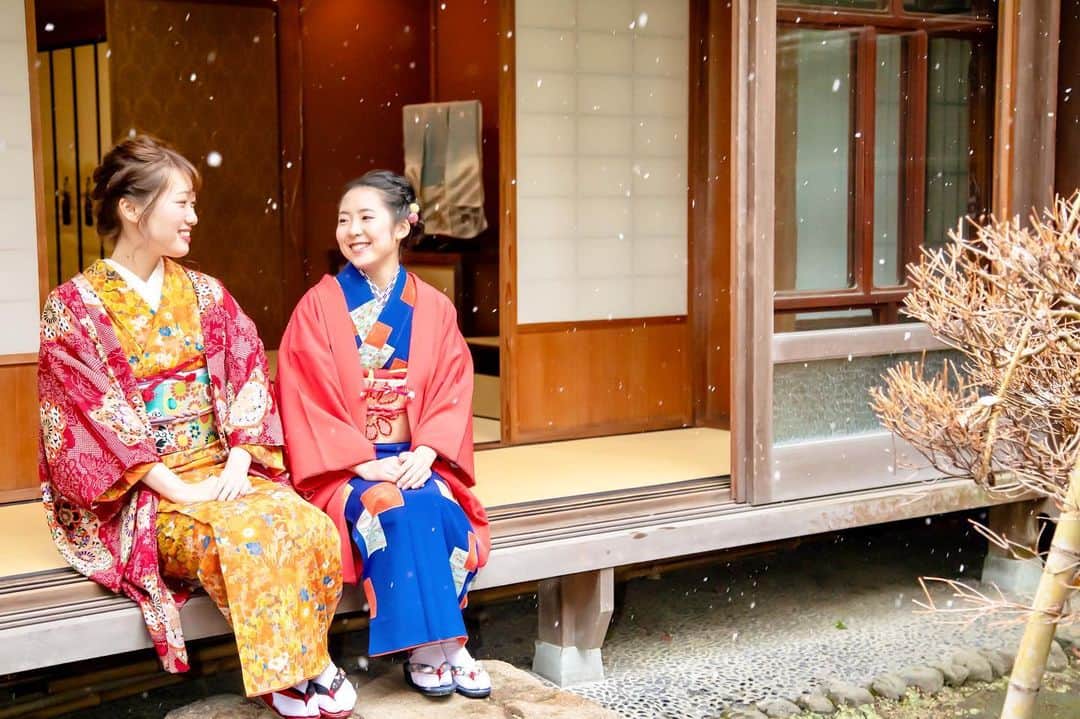 金沢着物レンタルshop心結〜kokoyui〜のインスタグラム：「雪の降る日の撮影は雪がちらちら映っていて写真映えしますね☃️✨ . ロケーション撮影の場合、カメラマンの方に撮って貰えるので、寒いですが、冬らしい思い出に残る写真が撮れます⛄️❄️ . ⚫︎金沢駅前 着物レンタル心結(ここゆい)  ⚫︎営業時間 : 9:00〜18:00 ⚫︎address : 金沢市本町1-3-39 ⚫︎tell : 076-221-7799 ⚫︎金沢駅から徒歩5分  ⚫︎コインパーキング補助あり  心結の着物一覧▶@kokoyui_kimono 振袖や袴はこちら▶@kokoyui_furisode 七五三やお子さんの着物はこちら▶@kokoyui753 . #着物ヘア #ヘアセット #和服 #着物 #着物コーディネート #きもの #着物女子 #着物男子」