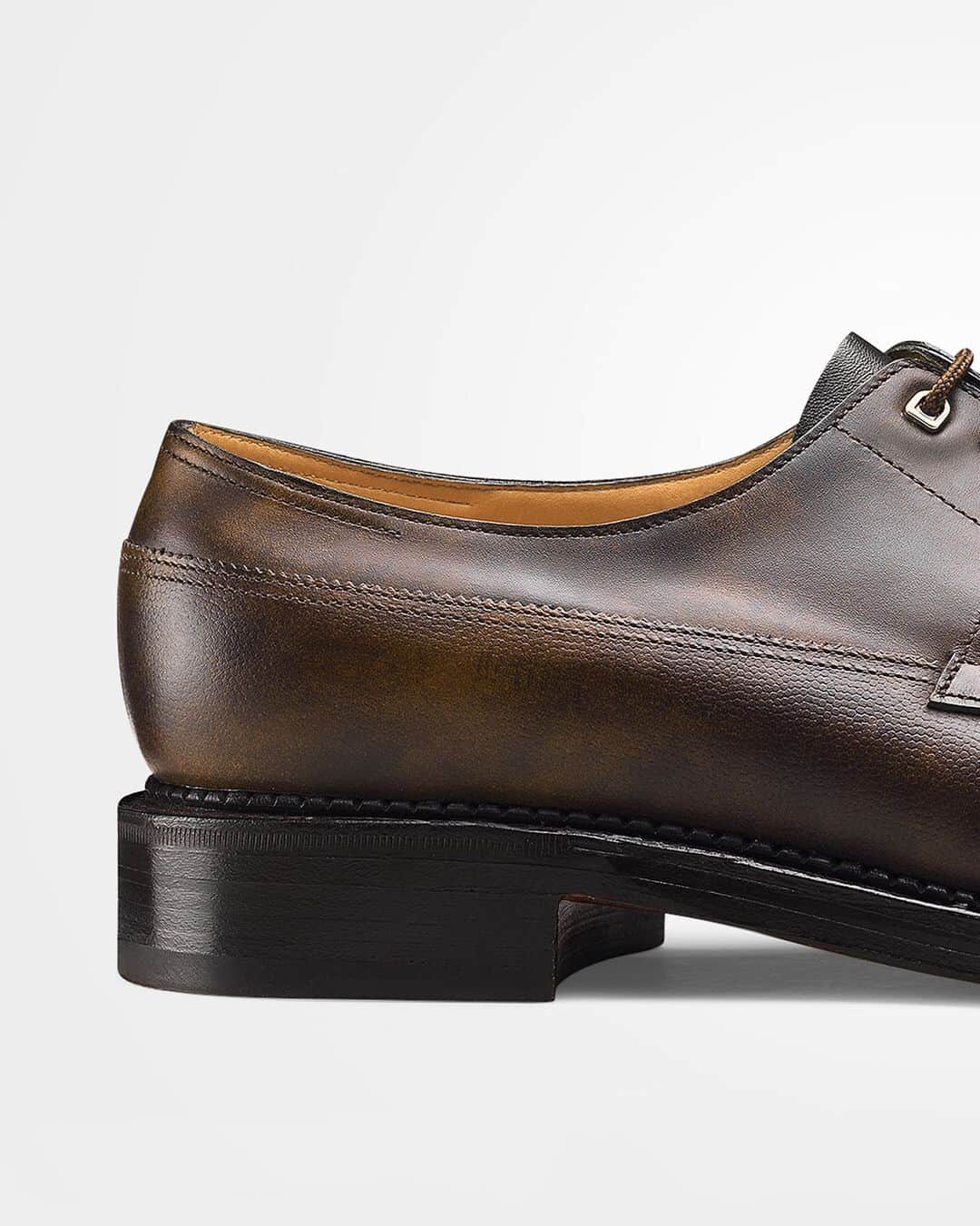 ジョンロブのインスタグラム：「A bellows tongue speaks of functionality and comfort,  one of the traditional sporting details included on the Croft Balmoral derby. . #johnlobb」