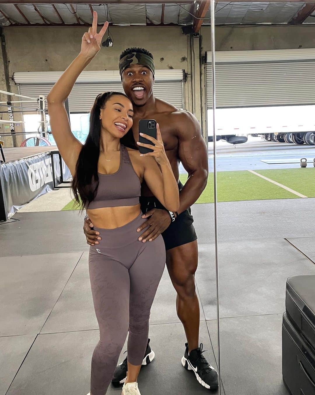 Simeon Pandaさんのインスタグラム写真 - (Simeon PandaInstagram)「Both @chanelcocobrown & I shot some quality routines today for you to follow, make sure you’re subscribed so you don’t miss them! 👌🏾  My channel: YouTube.com/simeonpanda Chan’s channel: YouTube/chanelcocobrown  #simeonpanda #chanelcocobrown」1月7日 15時05分 - simeonpanda