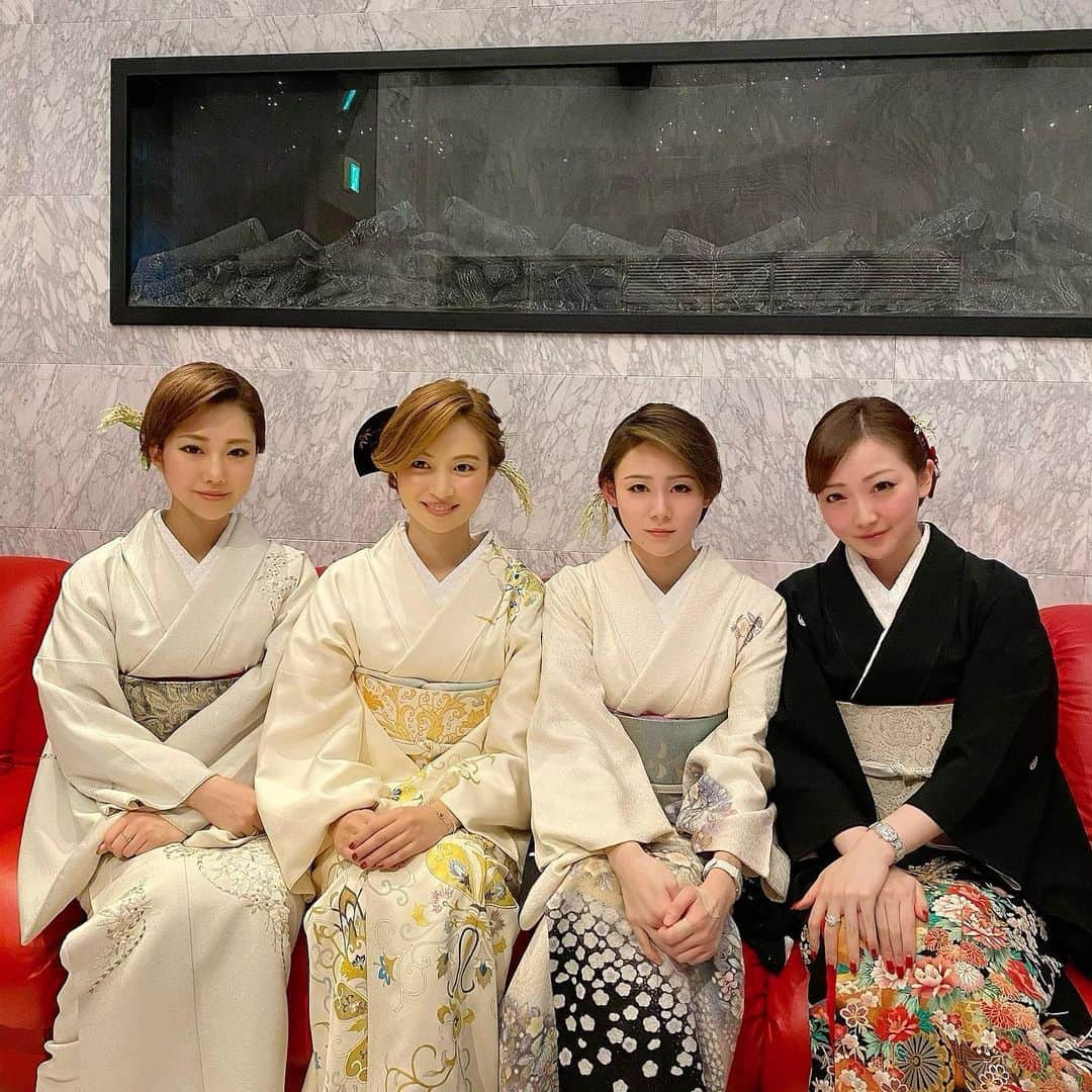 一ノ瀬瑞帆のインスタグラム：「club Nanae仕事始め💕 ・ みんなお着物だったので、お客様が写真を撮ってくれました。舞がきちんとカメラ目線で写真に入るのって年に3回ぐらいしかないからwwこの写真は激レアです💕 #銀座 #clubnanae #仕事始め #留袖 #お着物 #2021」