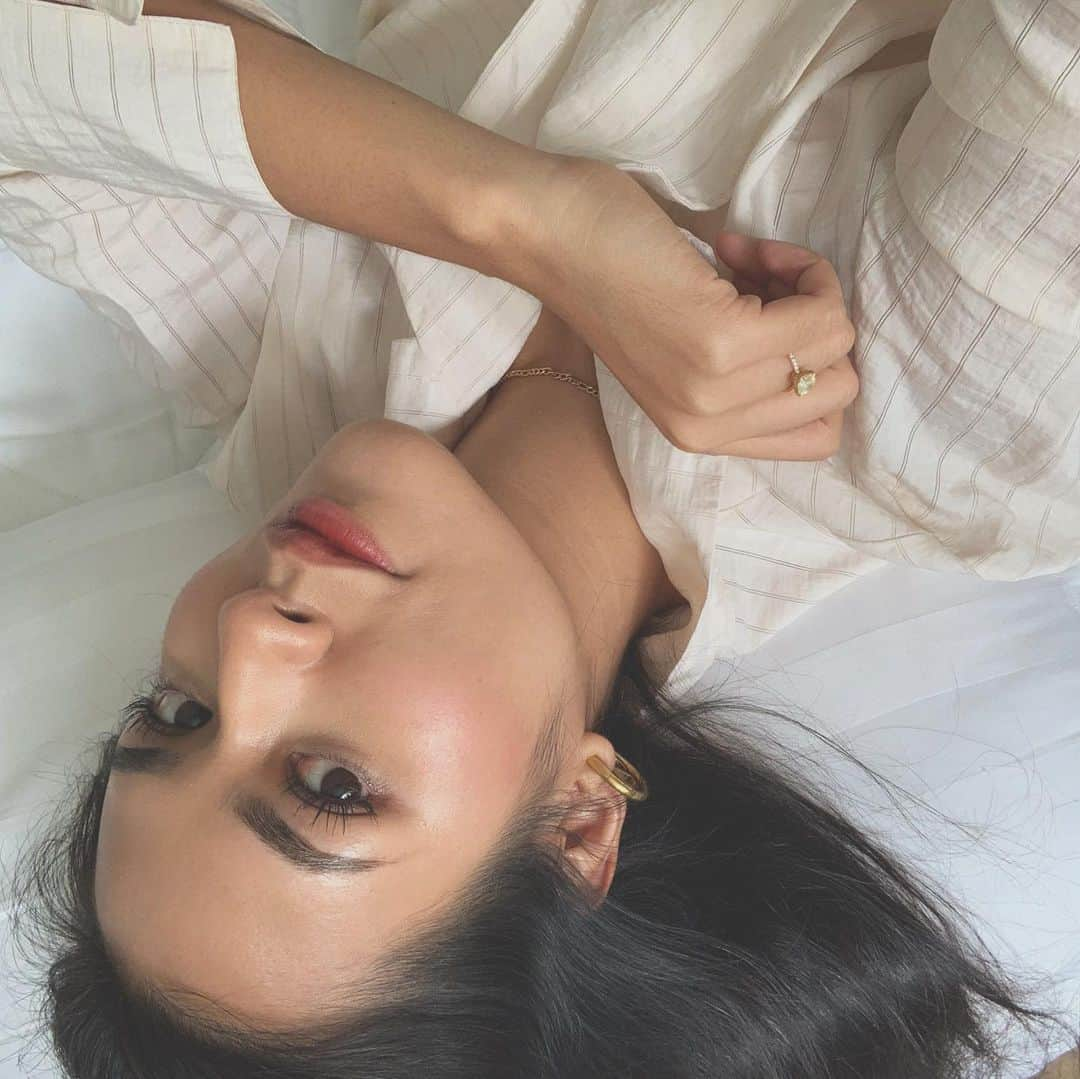 Raisa Andrianaさんのインスタグラム写真 - (Raisa AndrianaInstagram)「Saat udh siap pergi, terus anak tidur 😌📸 (as always, wearing @sascofficial x Raisa lip tint in the shade “YOU”)」1月7日 15時12分 - raisa6690