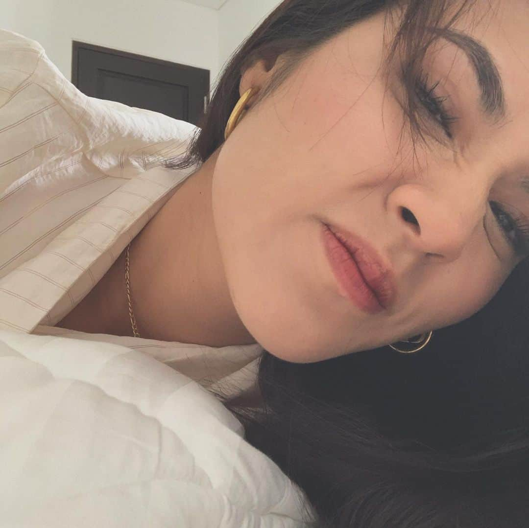 Raisa Andrianaさんのインスタグラム写真 - (Raisa AndrianaInstagram)「Saat udh siap pergi, terus anak tidur 😌📸 (as always, wearing @sascofficial x Raisa lip tint in the shade “YOU”)」1月7日 15時12分 - raisa6690