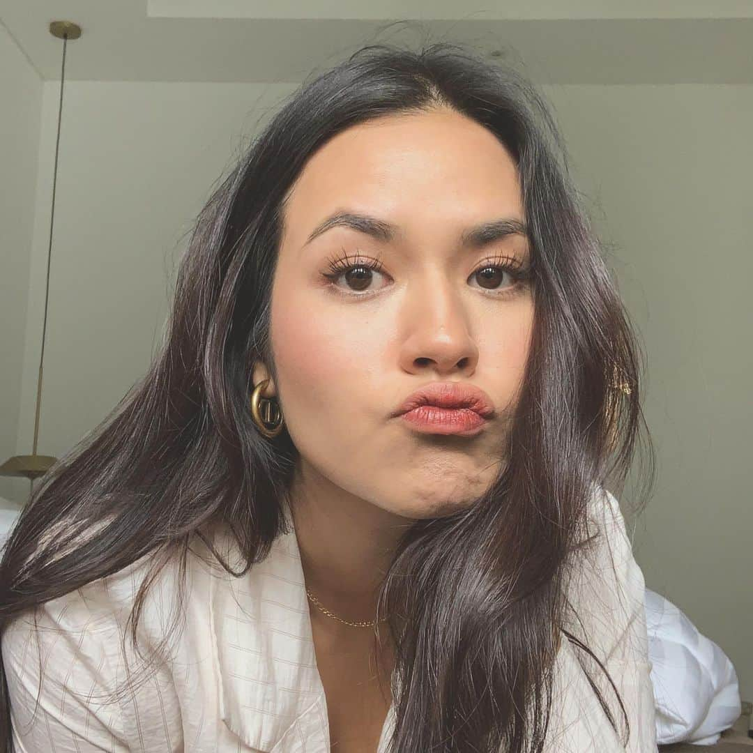 Raisa Andrianaさんのインスタグラム写真 - (Raisa AndrianaInstagram)「Saat udh siap pergi, terus anak tidur 😌📸 (as always, wearing @sascofficial x Raisa lip tint in the shade “YOU”)」1月7日 15時12分 - raisa6690