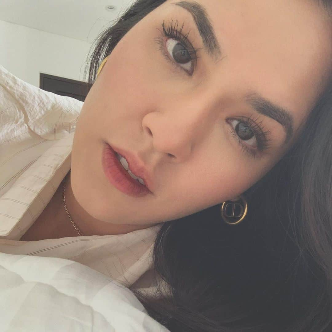 Raisa Andrianaさんのインスタグラム写真 - (Raisa AndrianaInstagram)「Saat udh siap pergi, terus anak tidur 😌📸 (as always, wearing @sascofficial x Raisa lip tint in the shade “YOU”)」1月7日 15時12分 - raisa6690