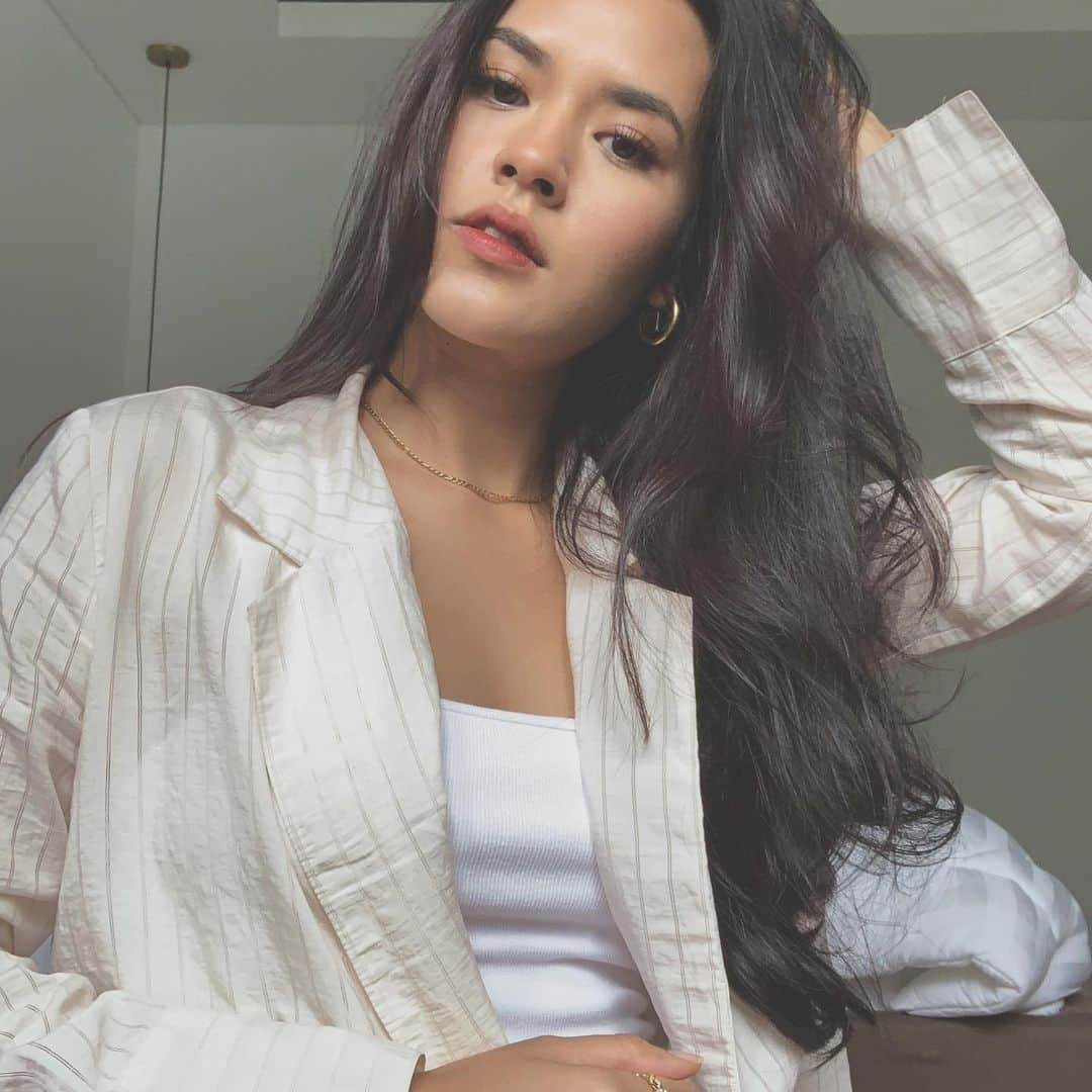 Raisa Andrianaさんのインスタグラム写真 - (Raisa AndrianaInstagram)「Saat udh siap pergi, terus anak tidur 😌📸 (as always, wearing @sascofficial x Raisa lip tint in the shade “YOU”)」1月7日 15時12分 - raisa6690