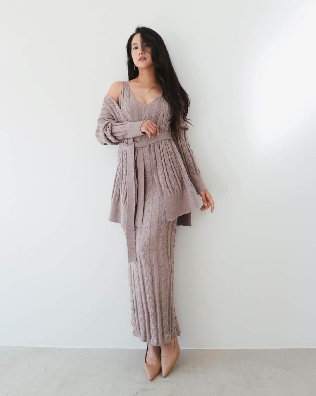 デュラスアンビエントのインスタグラム：「JANUARY NEW ARRIVAL ▫️𝗖𝗮𝗯𝗹𝗲 𝗸𝗻𝗶𝘁 𝗺𝗮𝘅𝗶 𝗼𝗻𝗲𝗽𝗶𝗲𝗰𝗲/𝗖𝗮𝗿𝗱𝗶𝗴𝗮𝗻 𝘀𝗲𝘁 〈Beige,Black〉  優しく包み込んでくれるような愛されケーブルニットのマキシワンピースとカーディガンのセット。 ルーズ感のあるカーディガンと、ボディーラインを綺麗に見せてくれる程よくタイトなワンピースはベストマッチ。 女らしさ溢れるリラクシーコーデが完成します。 それぞれ別々で着てもフェミニンさ薫る万能アイテムで、着回しのバリエーションも楽しめます。  _____________________________________ www.ambient-online.com @ambientofficial @ambient_ariake @ambient_yurakucho @ambient.opa #アンビエント#ambient_official  #coordinate #styling #21SS #chic」
