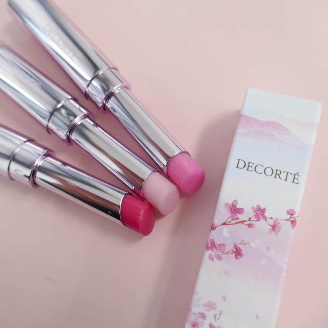 のインスタグラム：「＼コスメデコルテから“桜カラー”のリップバームが限定で登場！／﻿ ﻿ 🌸「コスメデコルテ　シアー リップバーム　限定3色 各￥2,700（税抜）」﻿ とろけるようなテクスチャーと潤いヴェールで唇を包み込むように彩るトリートメントリップバーム。3色の桜カラーは、唇そのものの血色感のような透明感のある発色で好感度抜群の印象を叶えます。ナチュラルなリップメイクにはもちろん、リップケアやリップカラーの下地としてもGOOD👍🏻﻿ ﻿ 透明感溢れるフルーティグリーンフローラルに桜の香りをプラスした限定の香りは、纏うたびに気分までハッピーになれること間違いなし💗﻿ ﻿ 限定の華やかなパッケージは、春の贈り物やお守りコスメとしても役立ちそう♪﻿ ぜひチェックしてみて👀✨﻿ ﻿ 2021年2月16日より限定発売スタート！﻿ （※2021年1月13日より予約開始）﻿ ﻿ #コスメデコルテ #リップバーム #リップトリートメント #リップ #リップカラー #リップケア #唇ケア #🌸 #限定コスメ #限定 #ピンク #pink #コスメレポ #bitekicom #美的」