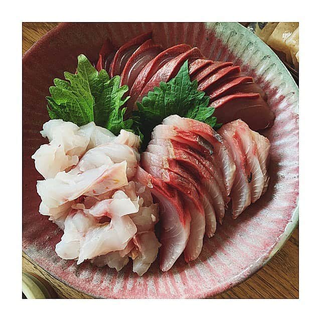 宇藤えみのインスタグラム：「食べて免疫つけてコロナに負けんなぁ！と 愛媛から会津からたくさん美味しい食材が送られてきました。 ありがたいです。 これは新鮮な鰤と父が釣った魚。  東京はまた不安な日々が続きますが 食べて運動して免疫力つけるしかないね！！ 今日の夜は七草粥の予定。  #暮らし#食と器」