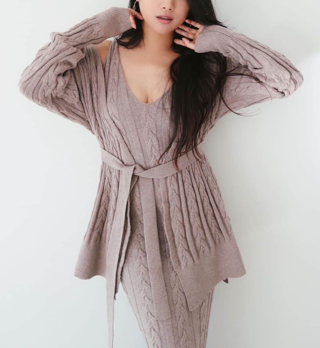 デュラスアンビエントのインスタグラム：「JANUARY NEW ARRIVAL ▫️𝗖𝗮𝗯𝗹𝗲 𝗸𝗻𝗶𝘁 𝗺𝗮𝘅𝗶 𝗼𝗻𝗲𝗽𝗶𝗲𝗰𝗲/𝗖𝗮𝗿𝗱𝗶𝗴𝗮𝗻 𝘀𝗲𝘁 〈Beige,Black〉  ワンピースはVネックデザインで細めな肩紐がヘルシーな色っぽさを演出。 やわらかくモチっとした質感で伸縮性も抜群、気持ちの良い肌ざわりでストレスフリーな着心地です。 リブニット生地のベルト付きで、ワンピース、カーディガンの上からウエストマークすればメリハリのあるシルエットに。 _____________________________________ www.ambient-online.com @ambientofficial @ambient_ariake @ambient_yurakucho @ambient.opa #アンビエント#ambient_official  #coordinate #styling #21SS #chic」