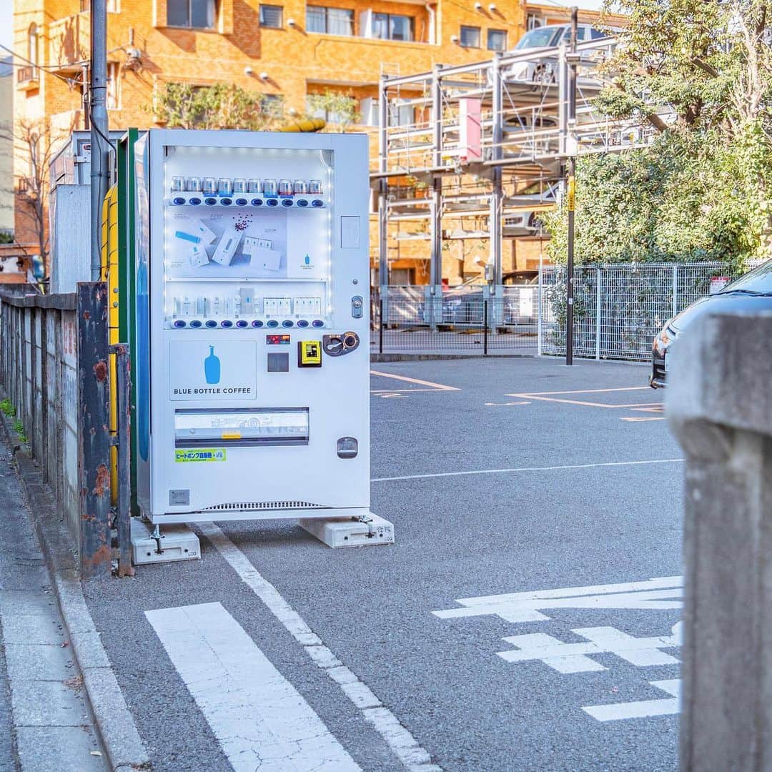 のインスタグラム：「⁠⠀ カフェがない場所や営業時間外でも、高品質なスペシャルティコーヒーをお楽しみいただくことができればと思い、渋谷区と港区・白金台に設置している「クイックスタンド」が、新たに世田谷区・二子玉川の「三井のリパーク」にも設置されました。⁠⠀ ⁠⠀ 二子玉川では、東アフリカ産のコーヒー豆をベースとした、フルーティで爽やかな酸味のある「ブルーボトルコーヒー ブライト ブレンド」、グァテマラ産のコーヒー豆をベースとした、リッチで心地よい「ブルーボトルコーヒー ボールド ブレンド」、オーガニックの水出しコーヒー缶「コールドブリュー缶」(3種)、独自の製法でコーヒーを粉末化した「ブルーボトル インスタントコーヒー」、⁠京都堀川三条で 60 年以上続くあんこ屋 都松庵(としょうあん) とコラボレートした「ブルーボトル  羊羹」をご用意しています。⁠⠀ ⁠⠀ お近くにお越しの際はぜひご利用ください。⁠⠀⁠⠀⁠⠀ ⁠⠀⁠⠀ ⁠⠀ 【 クイックスタンド 二子玉川 】⁠⠀⁠⠀ 住所：東京都世田谷区玉川 4-5-16⁠⠀ 駐車場名：「三井のリパーク」玉川 4 丁目 駐車場⁠⠀ 駐車台数：13 台⁠⠀ アクセス：東京メトロ「二子玉川」駅より徒歩約 5 分⁠⁠⠀ ⁠⠀ 【 クイックスタンド 白金台 】⁠⠀⁠⠀ 住所：東京都港区白金台 4−9−8⁠⠀ 駐車場名：「三井のリパーク」白金台 4 丁目第 2 駐車場⁠⠀ 駐車台数：7 台⁠⠀ アクセス：東京メトロ「白金台」駅より徒歩約 4 分⁠⠀ ⁠⠀ 【 クイックスタンド 渋谷 】⁠⠀ 住所：東京都渋谷区 1−9−14⁠⠀⁠⠀ 駐車場名：「三井のリパーク」渋谷 1 丁目台 9 駐車場⁠⠀⁠⠀ 駐車台数：12 台⁠⠀⁠⠀ アクセス：JR「渋谷」駅より徒歩約 3 分⁠⠀⁠⠀ ⁠⠀⁠⠀ ⁠⠀ #ブルーボトルコーヒー⁠⠀⁠⠀⁠⠀ #ブルーボトルコーヒークイックスタンド⁠⠀⁠⠀⁠⠀ #BlueBottleCoffee⁠⠀⁠⠀⁠⠀ #BlueBottleCoffeeQuickStand⁠」