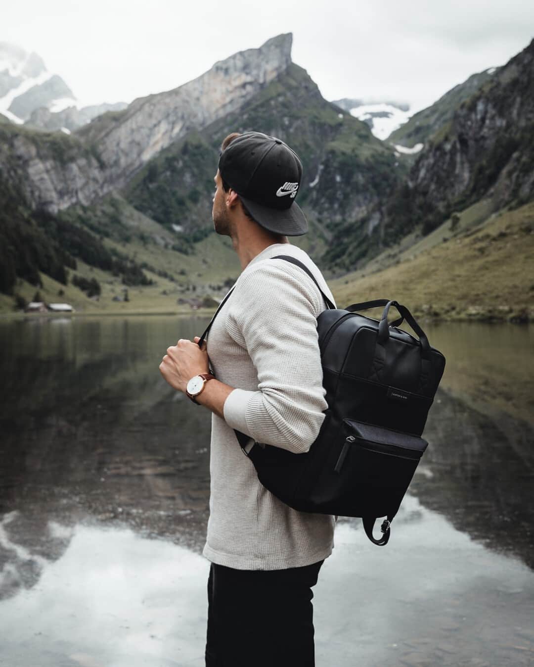 Kapten & Sonさんのインスタグラム写真 - (Kapten & SonInstagram)「'Collect moments and concentrate on the important things in life.' 🙌 Our backpack Bergen "All Black" is still one of our favorites! 🖤 @manueldietrichphotography #bekapten #kaptenandson⁠ .⁠ .⁠ .⁠ #kaptenandsonmen #backpack #nature #trip #lake #hiking #germany #winter #wintertime #outfit #inspo #ootd」1月7日 15時30分 - kaptenandson