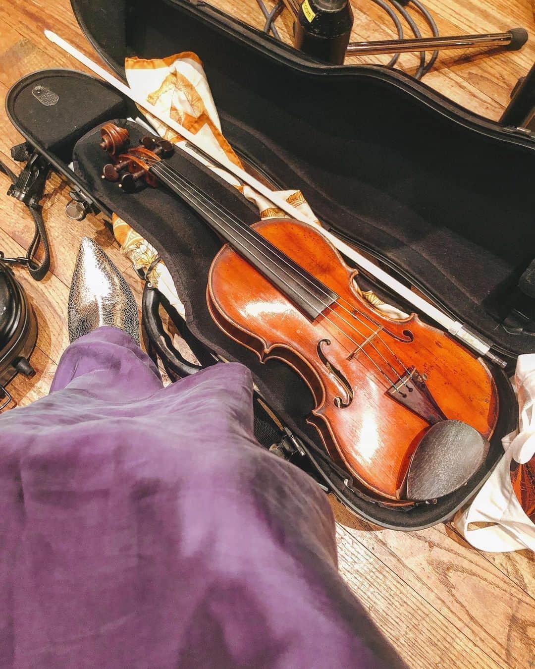 白澤美佳さんのインスタグラム写真 - (白澤美佳Instagram)「✴︎✴︎✴︎ 仕事はじめ🎻はrecording🎧 ・ そしてまさかのシルバー靴かぶり✨ ・ お洒落な先輩とかぶれて嬉しい💜 (隠し撮りごめんなさい) ・ ・ ・ ・ ・ #仕事はじめ  #recording #violin #violinist #🎻　#🎧 #シルバー靴かぶり #派手好き #衣装ですかと聞かれる毎日 #ダメですか #😂」1月7日 15時32分 - mikashirasawa