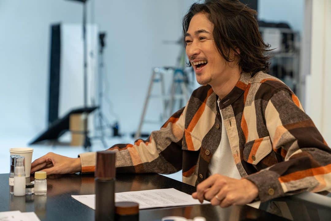 窪塚洋介のインスタグラム：「実は1年前くらいから、 グラスやYouTubeとはまた別の新しいプロジェクトが進行中〜♪ "自分なりの究極"を氣愛入れて追及しております。 もうすぐ結実するかな！？」