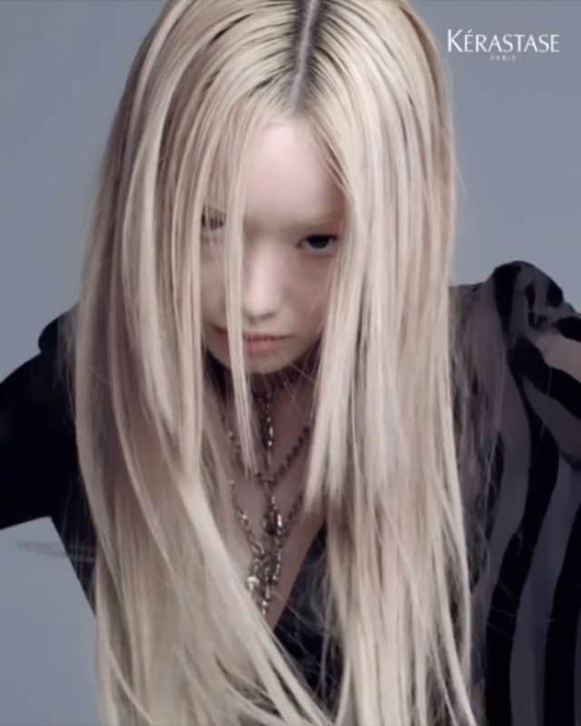 フェルナンダ・リーのインスタグラム：「⭐new @kerastase_official ad⭐  We actually each shot solo for the group pic 🤗」