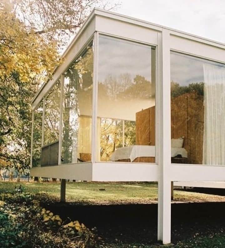 カレントエリオットのインスタグラム：「farnsworth house by @miesvanderrohe 🌱  #farnsworthhouse #architecture #inspo #design #aesthetic #nature #light」