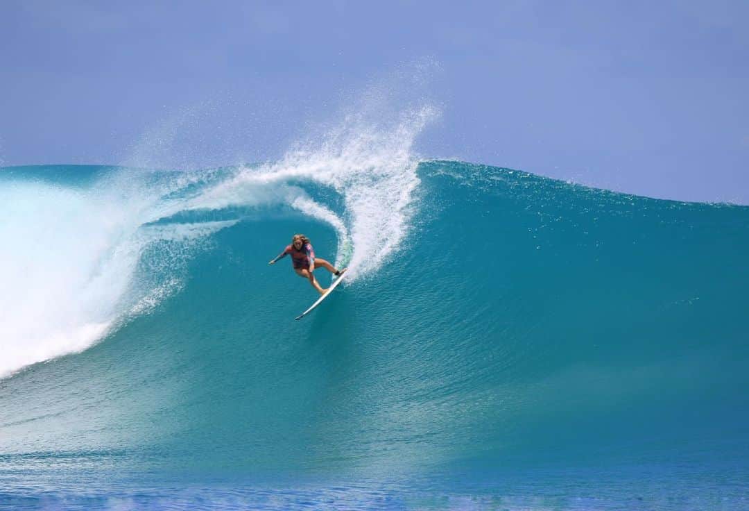 フェリシティー・パルマティアーのインスタグラム：「One of my favourite waves in the Mentawai Islands!   Also a shout out and big thank you to the people who supported me through 2020 and into 2021 🙏🏽💕  Forever grateful!   @mayhemsurfboards_mattbiolos @lostsurfboards @lostaustralia @creaturesofleisure @usanainc @usanaau @nudiejuice @thelittapp   Photo: @mentawaisurfco」