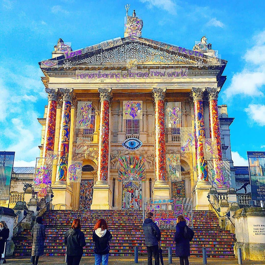 渡辺枝里子さんのインスタグラム写真 - (渡辺枝里子Instagram)「【インドのお祭りがテーマ✨🇮🇳🇬🇧】  📍　@tatebritainlondon   テートブリテン美術館に施された、 インド系イギリス人アーティスト、シーラ・クマリ・バーマンさんのイルミネーションアート。  今年はインドのお祭り、Diwali がテーマ🇮🇳✨  * Diwali...ヒンズー教の新年を祝うお祭りで『光が闇に打ち勝つ日』　別名、『光のフェスティバル』と呼ばれる。  現在の境遇にもピッタリなテーマ😌  この色彩に圧巻の午後、 気になって夜のライトアップも見に来ました。  昼バージョン、夜バージョン、 それぞれお楽しみください☺️➡️  英国は2月中旬までロックダウンですが😢、健康をキープしつつ何とか打ち勝ちましょう🇮🇳‼︎ * * * * * #london #uk #tatebritain #tatebritainmuseum #museum #londondiaries #londonlife #diwali #india  #イギリス　#ロンドン　#テートブリテン #美術館　#ロンドン日記　#ロンドンライフ #海外　#海外生活　#ディワリ #渡辺枝里子」1月7日 6時41分 - eriko_watanabe_21