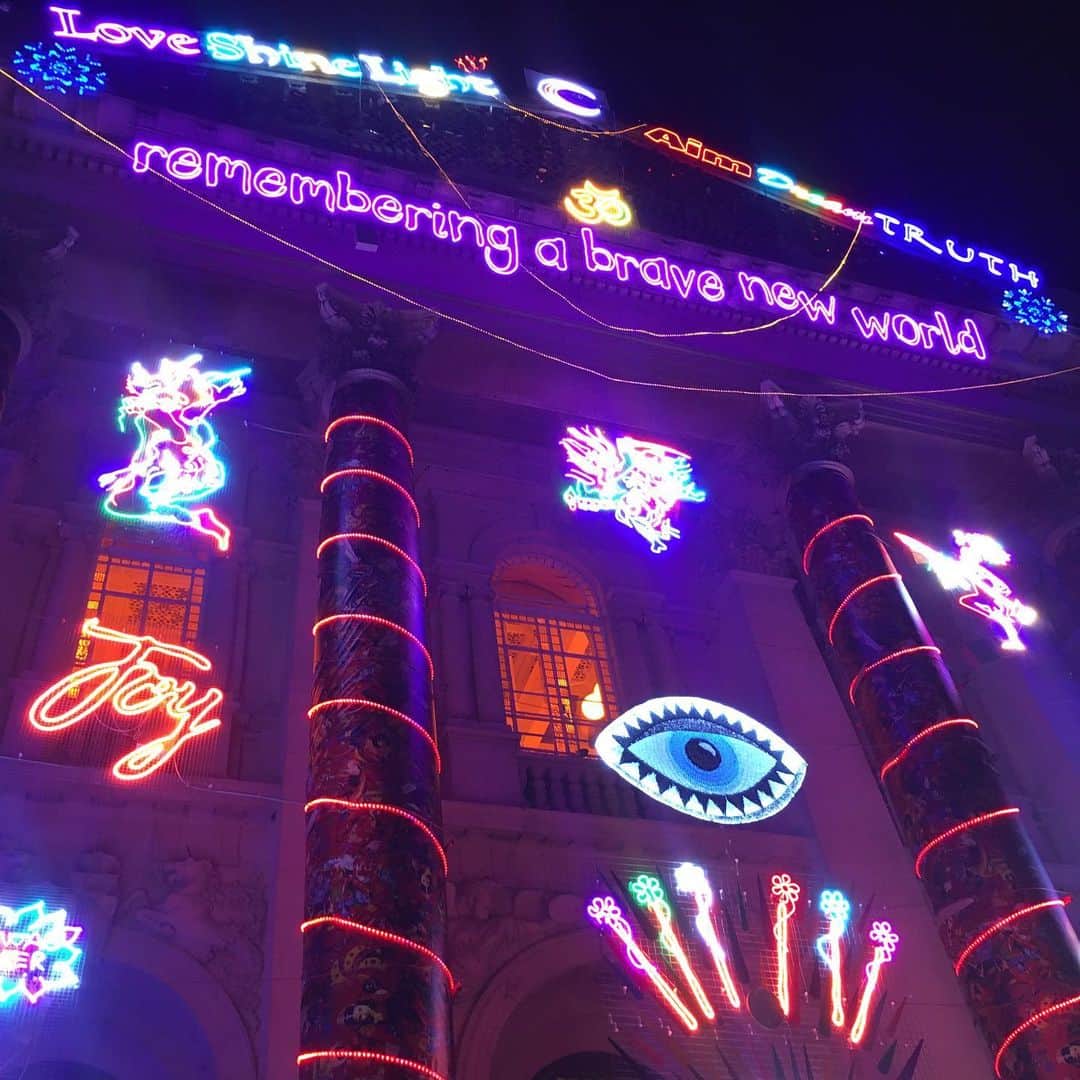 渡辺枝里子さんのインスタグラム写真 - (渡辺枝里子Instagram)「【インドのお祭りがテーマ✨🇮🇳🇬🇧】  📍　@tatebritainlondon   テートブリテン美術館に施された、 インド系イギリス人アーティスト、シーラ・クマリ・バーマンさんのイルミネーションアート。  今年はインドのお祭り、Diwali がテーマ🇮🇳✨  * Diwali...ヒンズー教の新年を祝うお祭りで『光が闇に打ち勝つ日』　別名、『光のフェスティバル』と呼ばれる。  現在の境遇にもピッタリなテーマ😌  この色彩に圧巻の午後、 気になって夜のライトアップも見に来ました。  昼バージョン、夜バージョン、 それぞれお楽しみください☺️➡️  英国は2月中旬までロックダウンですが😢、健康をキープしつつ何とか打ち勝ちましょう🇮🇳‼︎ * * * * * #london #uk #tatebritain #tatebritainmuseum #museum #londondiaries #londonlife #diwali #india  #イギリス　#ロンドン　#テートブリテン #美術館　#ロンドン日記　#ロンドンライフ #海外　#海外生活　#ディワリ #渡辺枝里子」1月7日 6時41分 - eriko_watanabe_21
