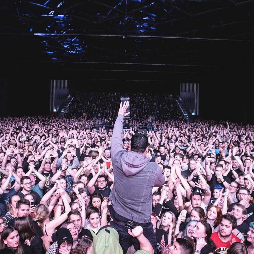 Zebraheadさんのインスタグラム写真 - (ZebraheadInstagram)「The moment when @alionelouder saw a friend from high school in the crowd.  #Zebrahead #braininvaders #mfzb  📷 by @nickneuenhausphotography」1月7日 6時39分 - zebraheadofficial