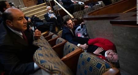ティモウェイランドさんのインスタグラム写真 - (ティモウェイランドInstagram)「🤜🏼🇺🇸 A breathtaking assault on the United States of America, Democracy, and human decency. This attempted coup by @realdonaldtrump is very sad day for this nation, even with the victory in Georgia... #ByeDon」1月7日 6時43分 - timoweiland