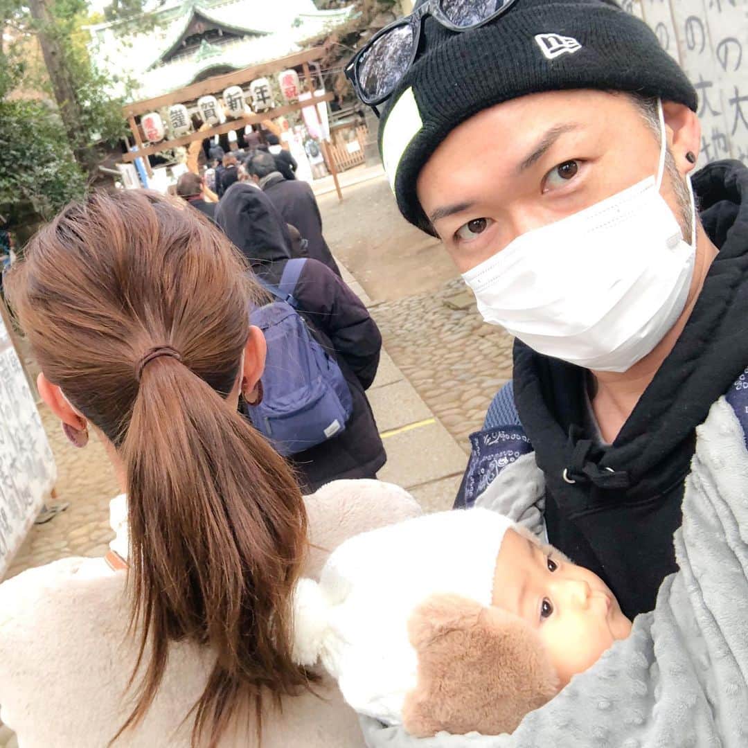 のインスタグラム：「#RELAXX . . はい、おはよう😃 今日も元気にサロンワーク✂︎ . . 家族で初詣⛩ . #代々木八幡宮 ここはね、パワースポットなんだな . . 🌳🌳🌳⛩🌟🌳🌳🌳 . . #生後203日 #女の子ベビー . . . . #育児記録 #子供のいる暮らし . . #遠山雄也 #ヘアメイク . . ✂︎✂︎✂︎✂︎✂︎✂︎✂︎✂︎✂︎✂︎ RELAXXではスタッフを募集しています ✂︎✂︎✂︎✂︎✂︎✂︎✂︎✂︎✂︎✂︎ #美容師募集 #スタイリスト募集 #アシスタント募集 #ヘアメイク募集」