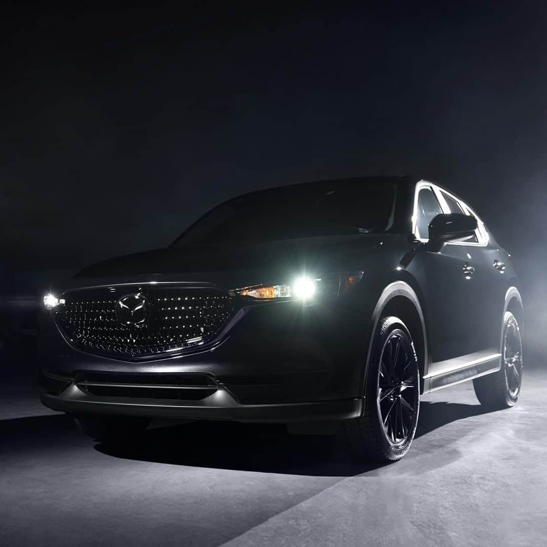 MAZDA Canadaのインスタグラム：「Born to stand out with a unique grille treatment, the Mazda CX-5 Kuro Edition is this week's #wallpaperwednesday.」