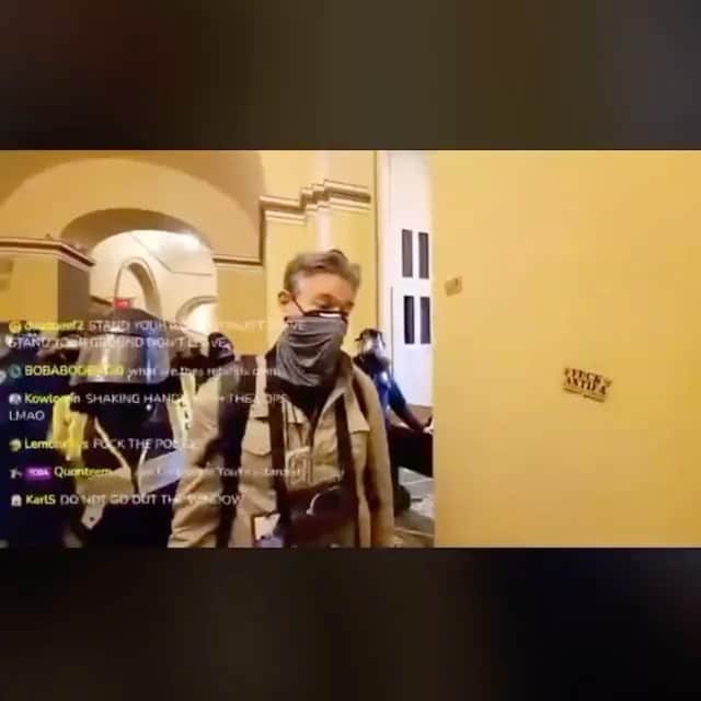 アマンダ・デ・カディネットのインスタグラム：「Repost from @_fauxnews @wefuckinghatedonaldtrump • Police are taking selfies with the Trump terrorists.」