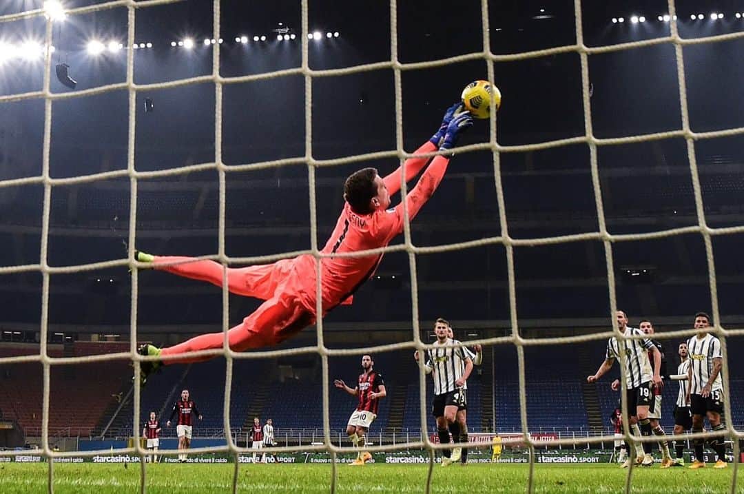 ヴォイチェフ・シュチェスニーのインスタグラム：「A lot of people would like to see us dead but we’re very much alive! Milan 1-3 Juventus! Fino alla fine! ⚪️⚫️」