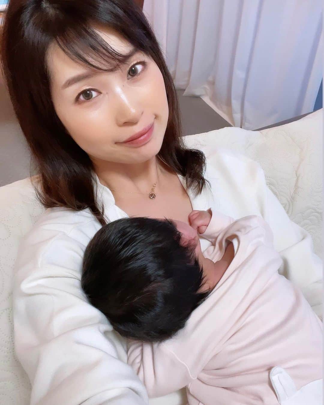 三佐和あやのインスタグラム：「寝起きすっきり！6時間続けて睡眠とれるといいわ♪ 3時間毎に起きてきたのが 記録更新中✨むらがあるけどね😀  今日は天気が大荒れみたいなんで みなさんもしっかり暖かくしてね🧥  #ニューボーンフォト #月齢フォト  #スマイル育児 #育児日記 #ママリ #赤ちゃん #ヘビ #ベビフル #ベビー #ベビスタグラム #親バカ部 #親バカ #親バカ部ig_baby #令和2年ベビー   #コロナウイルスが早く終息しますよう」