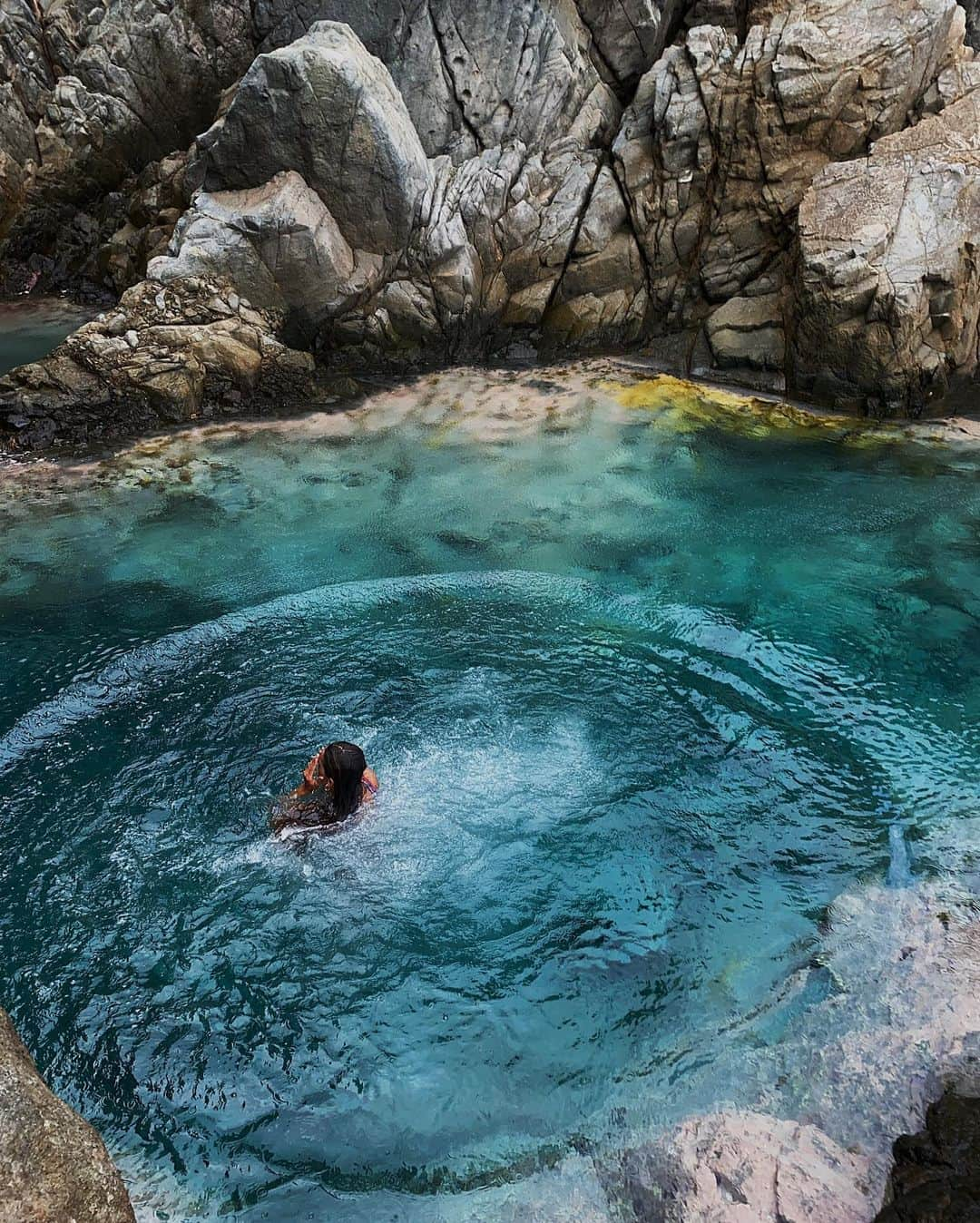 イザベル・グラールさんのインスタグラム写真 - (イザベル・グラールInstagram)「Natural pool 🏝 Take 3」1月7日 7時05分 - izabelgoulart