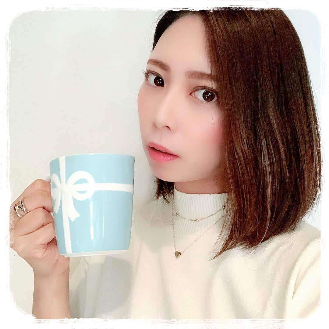 川野友美さんのインスタグラム写真 - (川野友美Instagram)「Coffee break☕💭💕﻿ ﻿ ﻿ 毎日コーヒー豆を挽いてコポコポ淹れる朝から始まり、仕事の休憩中や家事の休憩中にもコーヒー✨﻿ とにかく大好きで、コーヒー豆は欠かしません❤️﻿ ﻿ ﻿ 家でのコーヒーブレイクは、大好きなティファニーのマグカップで、が定番☺️﻿ 確か結婚1周年で記念に買ったもの✨﻿ ティファニーブルーが可愛すぎです🤤﻿ ﻿ ﻿ ちなみに甘い物を食べない私は、コーヒーブレイク中も特に何もつまみません😂﻿ ひたすらコーヒー飲んでるだけ✨﻿ たまーーーーーに、疲れが溜まってる時だけ、小さなチョコ1粒だけ食べます☺️﻿ あとは、たまに急に食べたくなる、コーヒーのお供にピッタリのLotusのカラメルビスケットかな😊﻿ ﻿ ﻿ 皆さんのおすすめのブレイクタイムのお供があれば教えてねー☺️💕﻿ ﻿ ﻿ ﻿ ﻿ ﻿ #今日の洋服﻿ #ootd﻿ #今日のコーディネート﻿ #39grammer﻿ #インスタグラマー ﻿ #サンキュグラマー﻿ #公式サンキュグラマー﻿ #雑誌 ﻿ #男の子ママ ﻿ #二児ママ ﻿ #2人育児 ﻿ #兄弟 ﻿ #プチプラ ﻿ #サンキュインスタ部 ﻿ #model ﻿ #オシャレさんと繋がりたい ﻿ #写真好きな人と繋がりたい ﻿ #料理好きな人とつながりたい ﻿ #犬好きと繋がりたい﻿ #撮影依頼募集﻿ #フリーランスモデル﻿ #フリーモデル﻿ #coffeebreak﻿ #素敵な年になりますように﻿ #2021年﻿ #撮影﻿ #shooting﻿ #japan﻿ #world﻿ #コロナに負けるな」1月7日 7時15分 - mamatomochi