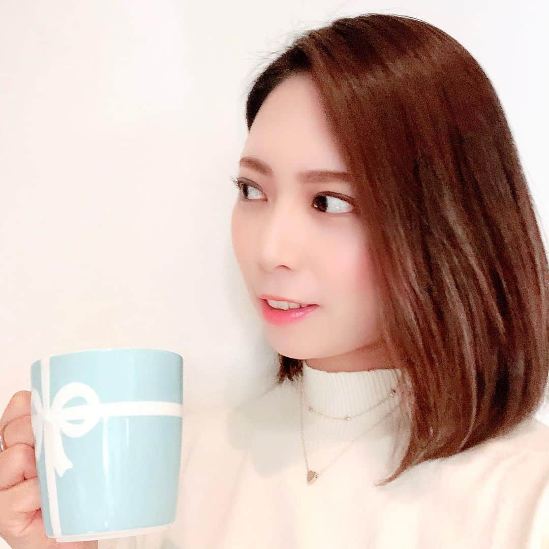 川野友美さんのインスタグラム写真 - (川野友美Instagram)「Coffee break☕💭💕﻿ ﻿ ﻿ 毎日コーヒー豆を挽いてコポコポ淹れる朝から始まり、仕事の休憩中や家事の休憩中にもコーヒー✨﻿ とにかく大好きで、コーヒー豆は欠かしません❤️﻿ ﻿ ﻿ 家でのコーヒーブレイクは、大好きなティファニーのマグカップで、が定番☺️﻿ 確か結婚1周年で記念に買ったもの✨﻿ ティファニーブルーが可愛すぎです🤤﻿ ﻿ ﻿ ちなみに甘い物を食べない私は、コーヒーブレイク中も特に何もつまみません😂﻿ ひたすらコーヒー飲んでるだけ✨﻿ たまーーーーーに、疲れが溜まってる時だけ、小さなチョコ1粒だけ食べます☺️﻿ あとは、たまに急に食べたくなる、コーヒーのお供にピッタリのLotusのカラメルビスケットかな😊﻿ ﻿ ﻿ 皆さんのおすすめのブレイクタイムのお供があれば教えてねー☺️💕﻿ ﻿ ﻿ ﻿ ﻿ ﻿ #今日の洋服﻿ #ootd﻿ #今日のコーディネート﻿ #39grammer﻿ #インスタグラマー ﻿ #サンキュグラマー﻿ #公式サンキュグラマー﻿ #雑誌 ﻿ #男の子ママ ﻿ #二児ママ ﻿ #2人育児 ﻿ #兄弟 ﻿ #プチプラ ﻿ #サンキュインスタ部 ﻿ #model ﻿ #オシャレさんと繋がりたい ﻿ #写真好きな人と繋がりたい ﻿ #料理好きな人とつながりたい ﻿ #犬好きと繋がりたい﻿ #撮影依頼募集﻿ #フリーランスモデル﻿ #フリーモデル﻿ #coffeebreak﻿ #素敵な年になりますように﻿ #2021年﻿ #撮影﻿ #shooting﻿ #japan﻿ #world﻿ #コロナに負けるな」1月7日 7時15分 - mamatomochi