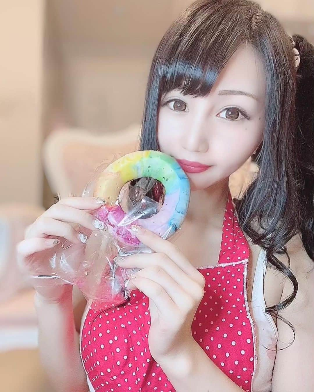 向日葵めいのインスタグラム：「#🍩#🌈#😋#💗  レインボーのドーナツ可愛いかった♡♡  クリームたっぷりのも美味しかった💕  作りましたー♡って言いたい🤭💋  #jackinthedonuts#じゃっくいんざどーなつ#ジャックインザドーナツ#ギャラクシードーナツ#エプロン女子#祇園#祇をん#夜華#クラブ#ニュークラブ#キャバクラ#キャバ嬢」