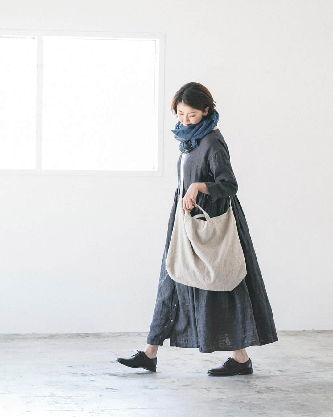 ナチュランさんのインスタグラム写真 - (ナチュランInstagram)「素材の風合いを活かしたやさしい着心地のアイテムが揃う「TUTIE.」とナチュランの大好評コラボ企画。﻿ フランス産の上質なリネンを丁寧に織り上げた、オリジナルのダブルガーゼ仕立て別注ワンピースを再販売いたします。﻿ 着続けるほどに味わいが増す、生地の魅力と着こなし、バイヤーが実際に着てみた感想もぜひご覧ください。﻿ ﻿ ﻿ -----------﻿ ■フレンチリネンダブルガーゼ2WAYワンピース﻿ (B・ブルー)［EQC-2A40-1146-B］﻿ (C・チャコール)［EQC-2A40-1146-C］﻿ (A・ナチュラル)［EQC-2A40-1146-A］﻿ ﻿ リネンのほどよいシャリ感と、ダブルガーゼの柔らかな風合い。2つの特徴をいいとこ取りした、TUTIE.オリジナル生地を惜しみなく使ったワンピース。春から夏はもちろん、ちょっと先の季節まで、たっぷりお楽しみいただけるよう、前後どちらでも着られる2WAYデザインに。普段のコーディネートに馴染みやすい＜チャコール＞＜ナチュラル＞＜ブルー＞の3色展開でご用意しました。﻿ ﻿ ﻿ ﻿ ﻿ ------------------------------﻿ ▶️お買いものは写真内のタグをタップしてくださいね。またはプロフィールからもナチュランへリンクしています。→@natulan_official﻿ ﻿ ▶️写真内のタグは、販売中でも消えている場合がございます。ぜひ、ナチュランの検索窓から、商品コード又は商品名を、検索してみてくださいね。﻿ ﻿ ▶️プロフィール画面では、季節のおすすめ商品や、再入荷情報をご紹介しています。ぜひ、ご覧くださいませ。→@natulan_official﻿ ﻿ ----------- #lifewear #fashion #今日のコーデ #コーディネート #ファッション #ナチュラル #ナチュラン #natulan #日々の暮らし #暮らしを楽しむ #シンプルライフ #シンプルコーデ #大人女子 #大人コーデ #ナチュラルコーデ #フレンチリネン #フレンチリネンワンピース #リネンワンピース #2wayワンピース #前開きワンピース #羽織りワンピース #春ワンピース #ワンピースコーデ #リネンコーデ #リネンワンピ #リネンダブルガーゼ #ダブルガーゼワンピース #tutie #ツチエ #natulan_official @niu_artwork」1月7日 7時12分 - natulan_official