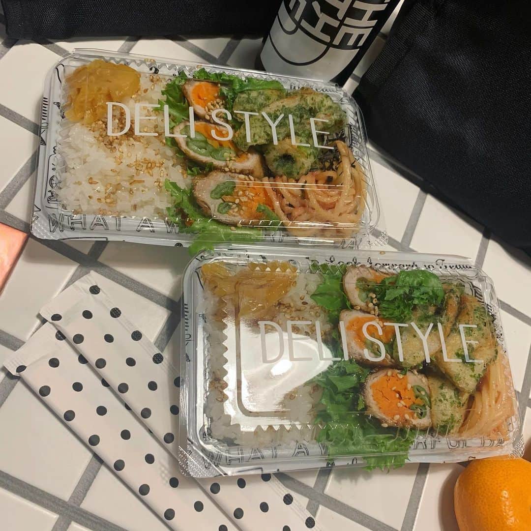 NANAさんのインスタグラム写真 - (NANAInstagram)「おはようございます🤓 ☆ 寒いね😣世の中ピリピリしてますが、家の中くらいは笑顔でね😊 ☆ 今日は子供達が大好きな野菜の肉巻きにちくわ磯辺揚げ👌 ☆ マルコが買ってくれた靴下が最高過ぎて買い足すか悩み中🤔 ☆ さ、今日も頑張ってこー♥ ☆  #お弁当#娘弁当#お弁当記録#jk弁当#姉妹弁当#lunch#lunchbox#lunchtime#foodpic#obento#obentobox#obentogram#手作り弁当#愛情弁当 #お弁当生活#暮らし#fooddaily#foodpic#foodstagram#お弁当女子 #cooking#デリ風弁当#nanasrecipe」1月7日 7時18分 - nana1977hs