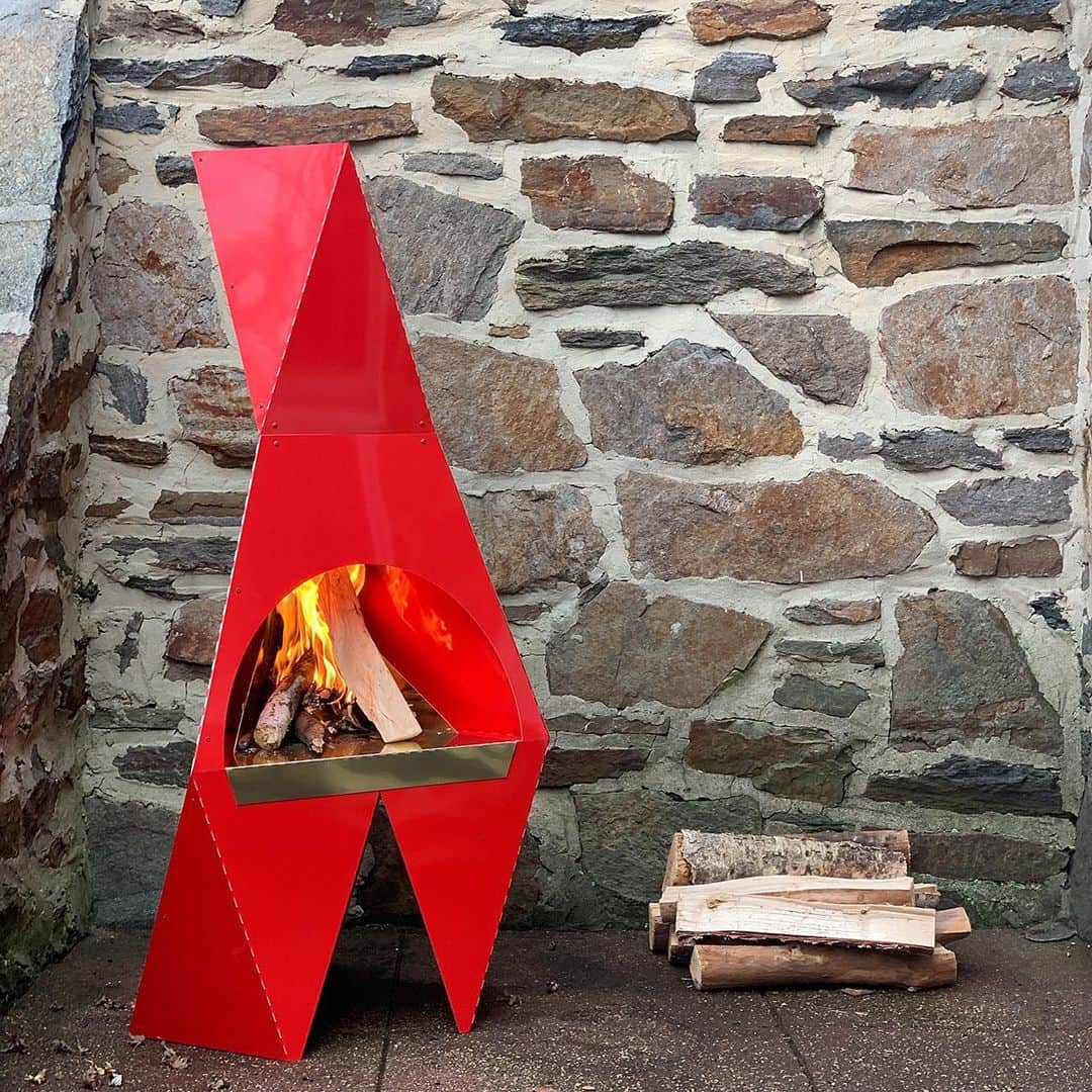 Design Milkさんのインスタグラム写真 - (Design MilkInstagram)「New York-based architect and designer Drew Seskunas, through his new practice @saw.earth, has released a new take on the iconic Malm fireplace: the Prism Chiminea. It's a compact outdoor centerpiece at 3-feet tall, just the right size for balconies and patios, and will facilitate socially distanced gatherings through the cold months ahead. \\\ Learn more about the Prism Chiminea at the link in bio. 🔗」1月7日 7時20分 - designmilk