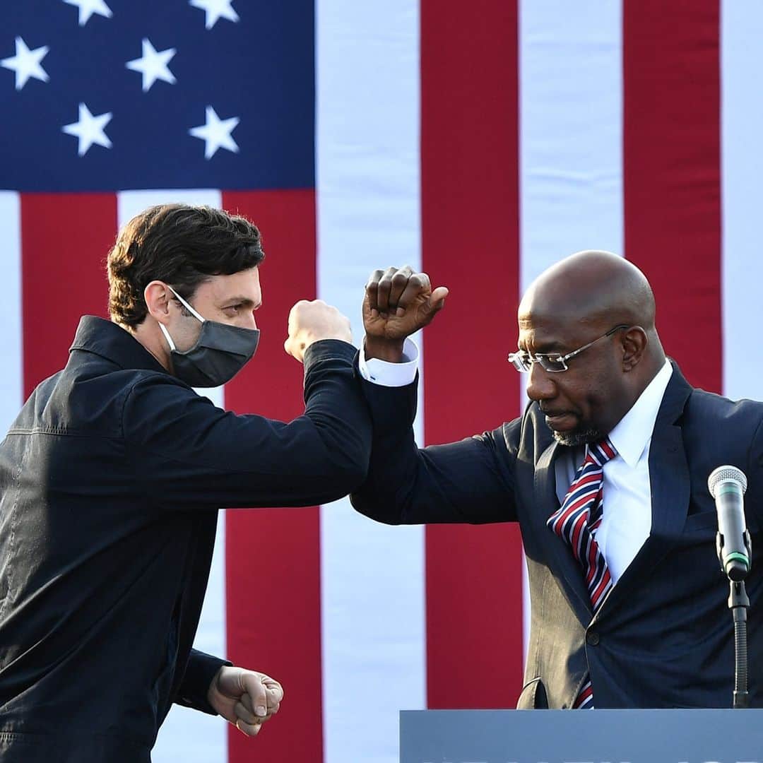 Vogueさんのインスタグラム写真 - (VogueInstagram)「The Reverend @raphaelwarnock and @jonossoff have won election to the U.S. Senate, giving control of the Senate to the Democratic Party.   Both men made history with their wins: Warnock becomes the first Black person to be elected a U.S. Senator from Georgia and Ossoff is both the first Jewish senator from Georgia and the first elected from any Southern state since the 1880s. They are also the first Democrats to win a Senate race in Georgia since Max Cleland did so in 1996.  Tap the link in our bio to read more.」1月7日 7時23分 - voguemagazine