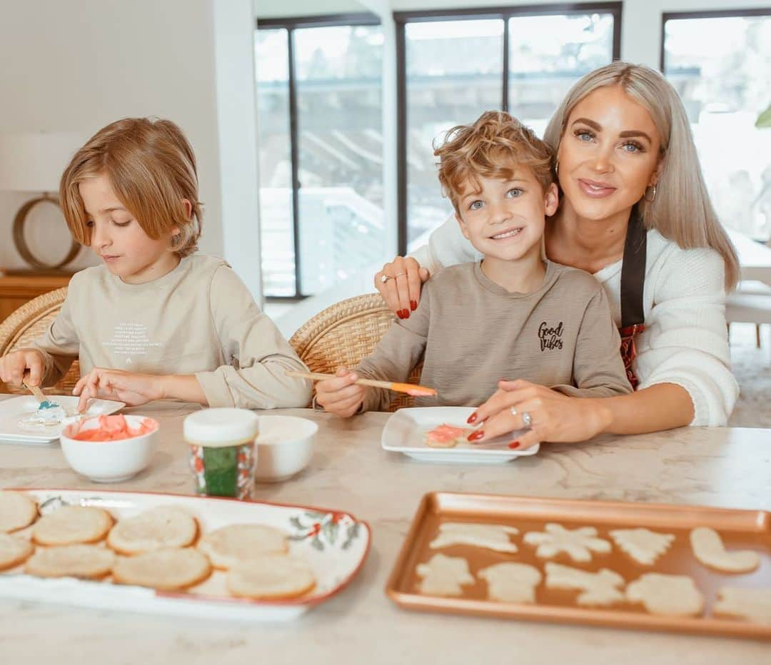 Cara Van Brocklinさんのインスタグラム写真 - (Cara Van BrocklinInstagram)「This is no lie when I say I can eat an entire pan of cookies on my own without hesitation! Treats are my favorite thing ever and I CAN NOT say no 😂! My kids actually love helping me bake and cook things in the kitchen and it makes me want to do it with them more often! The mess gives me a little bit of anxiety but I can get over that haha. #ad http://liketk.it/35mPd #liketkit @liketoknow.it @walmart」1月7日 7時26分 - caraloren