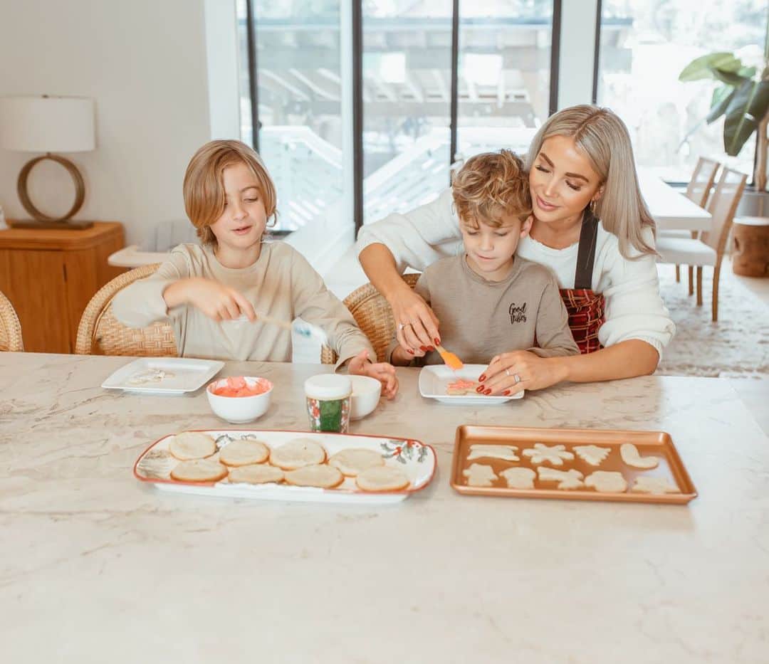 Cara Van Brocklinさんのインスタグラム写真 - (Cara Van BrocklinInstagram)「This is no lie when I say I can eat an entire pan of cookies on my own without hesitation! Treats are my favorite thing ever and I CAN NOT say no 😂! My kids actually love helping me bake and cook things in the kitchen and it makes me want to do it with them more often! The mess gives me a little bit of anxiety but I can get over that haha. #ad http://liketk.it/35mPd #liketkit @liketoknow.it @walmart」1月7日 7時26分 - caraloren